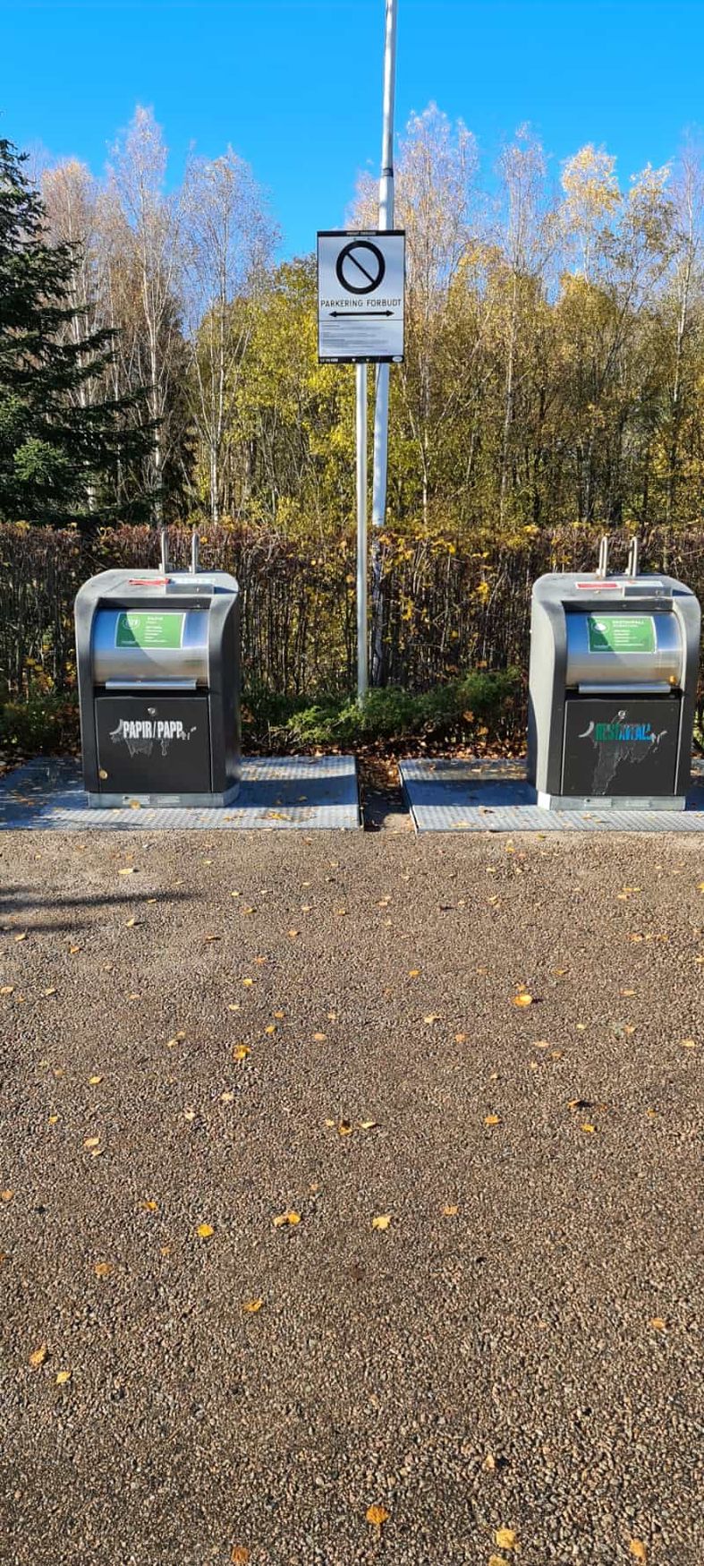 Parkerings forbudt skilt ved søppelkasser