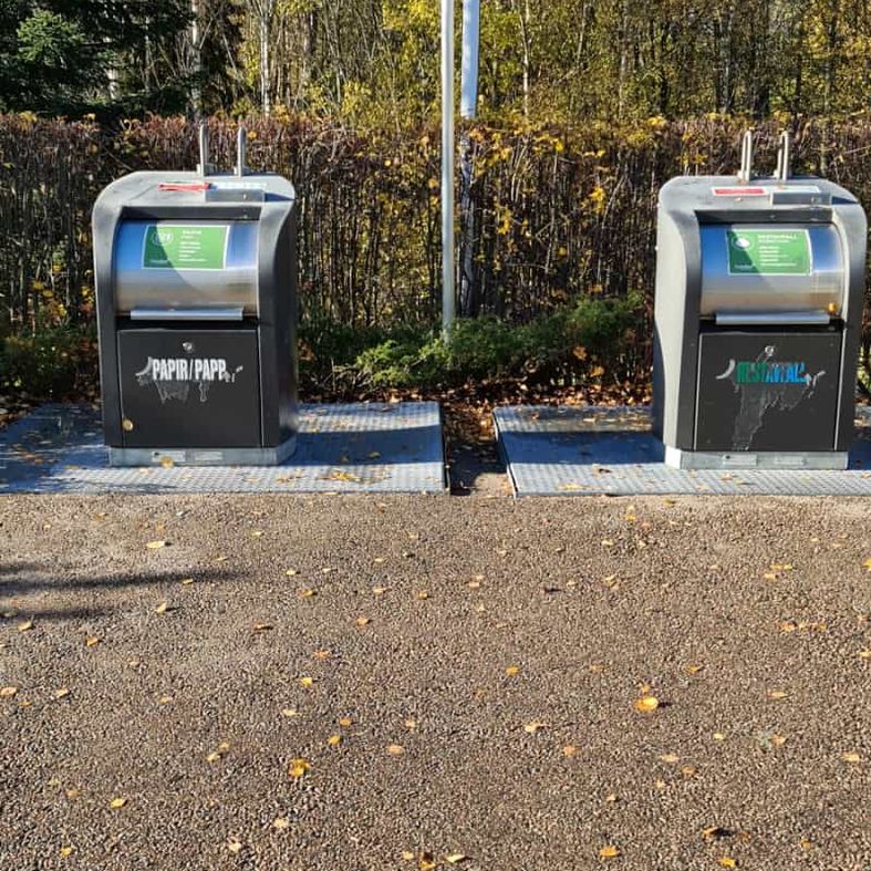 Parkerings forbudt skilt ved søppelkasser