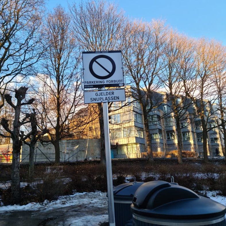 Parkering forbudt skilt foran offentlige søppelkasser