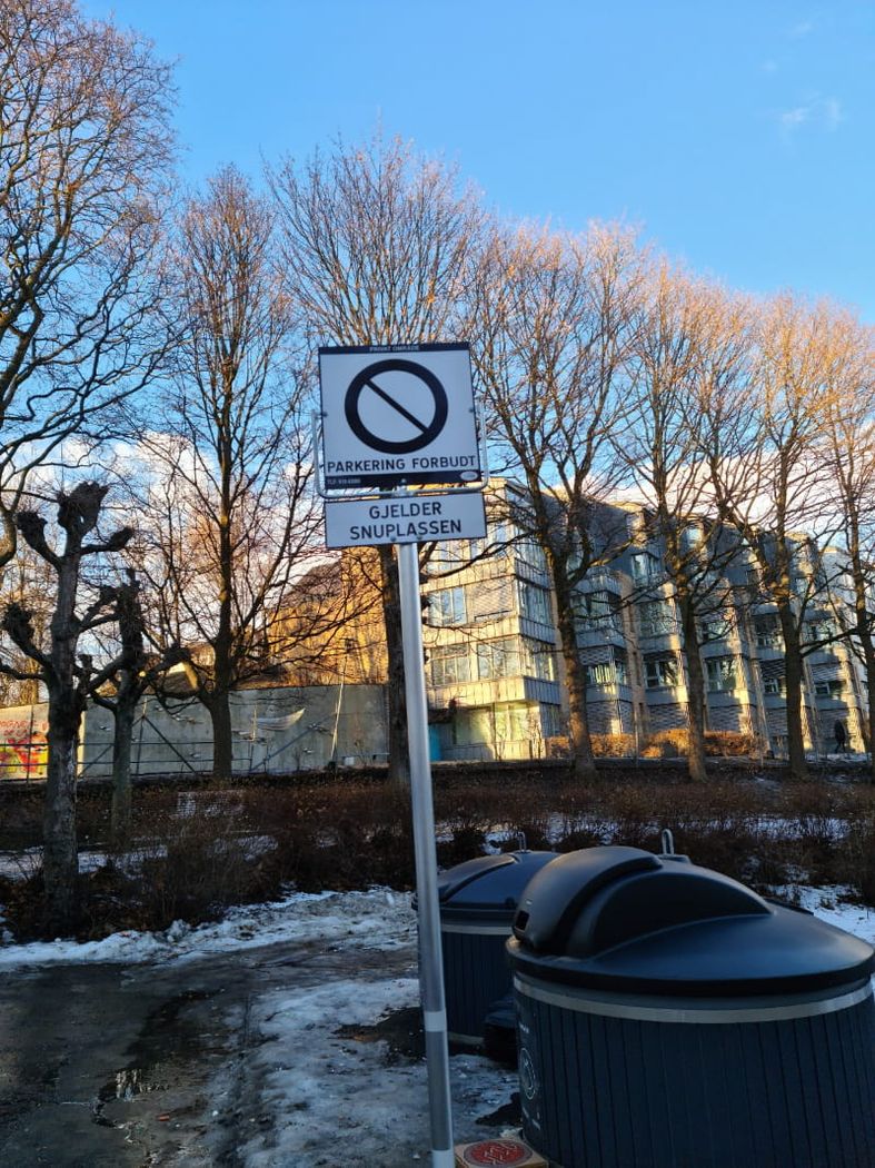 Parkering forbudt skilt foran offentlige søppelkasser