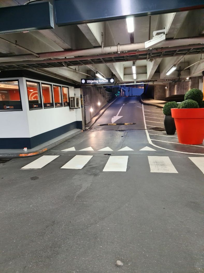Nedkjøring og fotgjengerovergang i parkeringshus