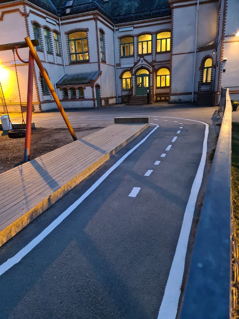 Veibane på lekeplass ved skole