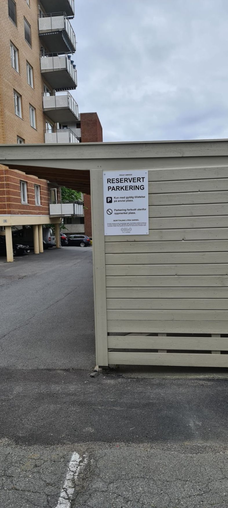 Reservert parkering-skilt i borrettslag
