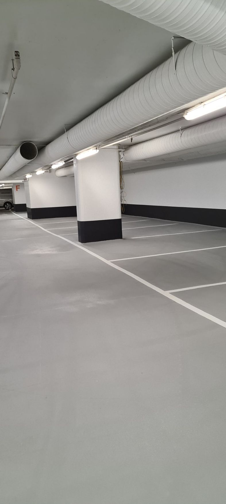 Plasser for parkering i parkeringshus