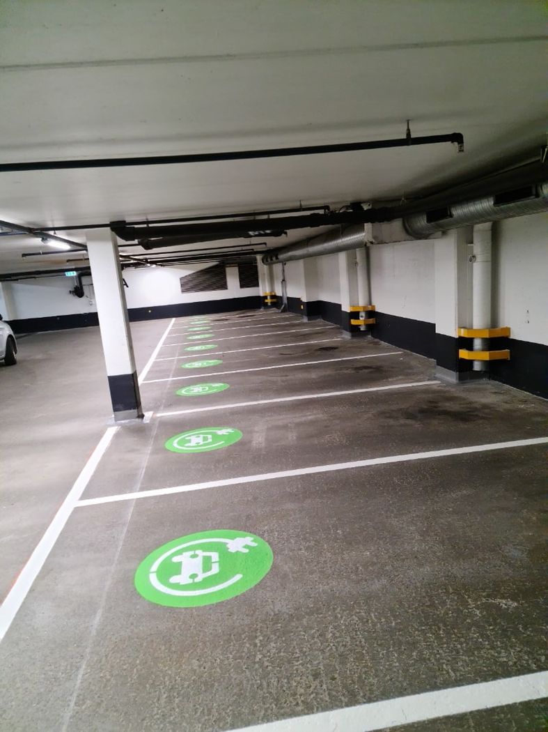 Lademerke på parkeringsplass