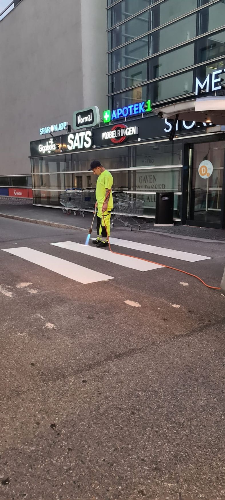 Arbeid med fotgjengerovergang foran senter