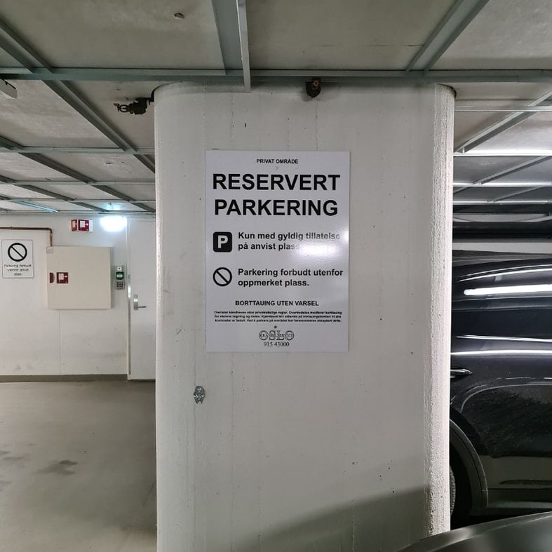 Reservert parkering-skilt i parkeringshus
