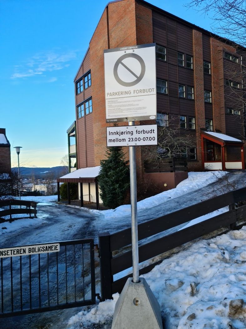Parkering forbudt-skilt i borrettslag